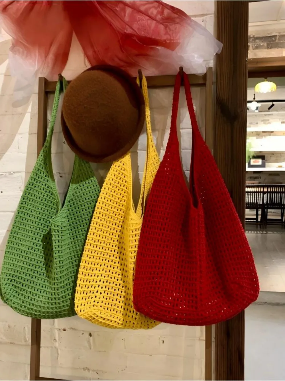 

Holiday-style versatile woven mesh women's bag with large capacity - perfect for seaside travel tote bag or shoulder bag
