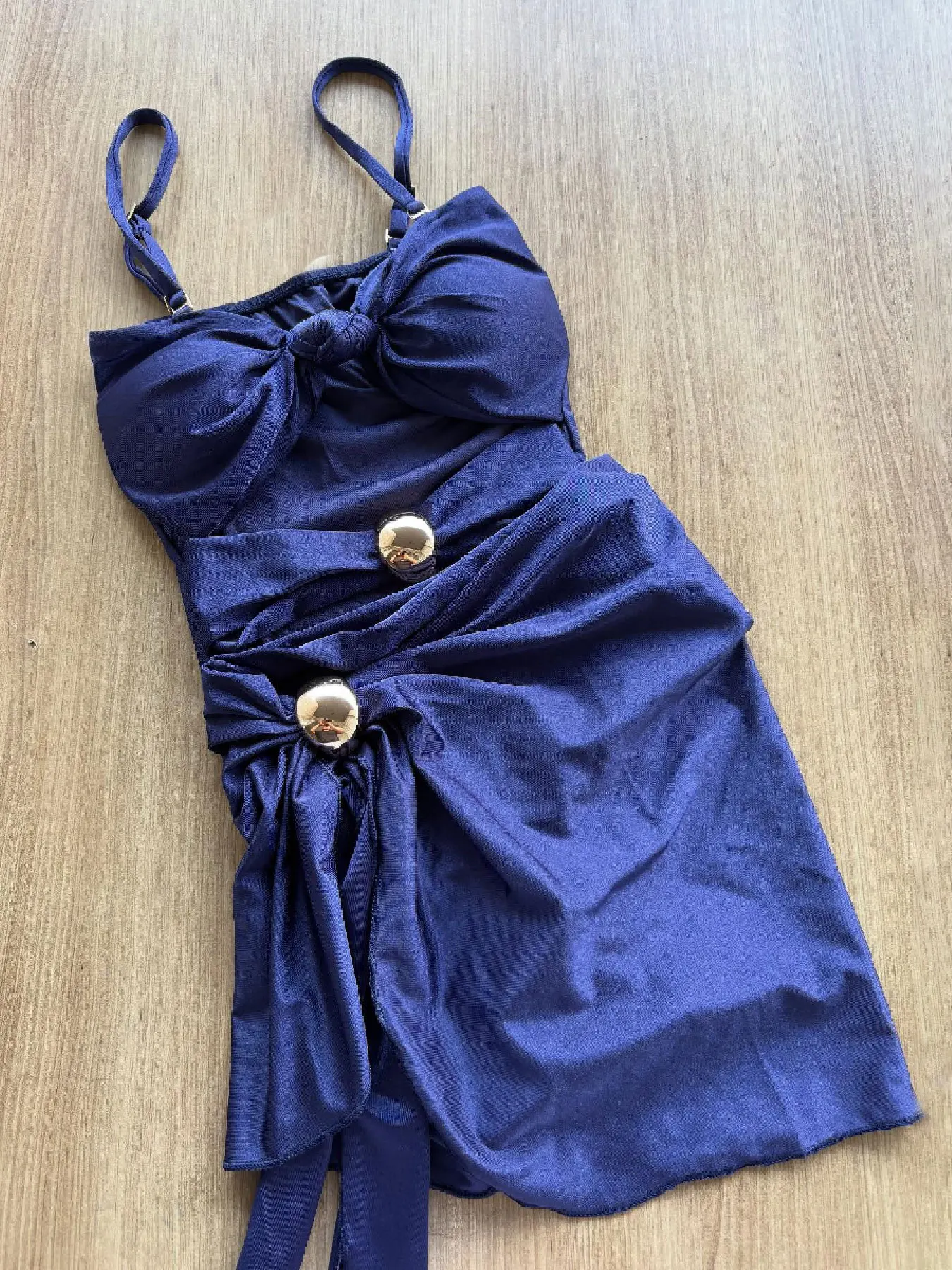 

2026 Женский сексуальный купальник-бикини бандо с вырезами и пуговицами, однотонный, с мини-юбкой, пляжная одежда