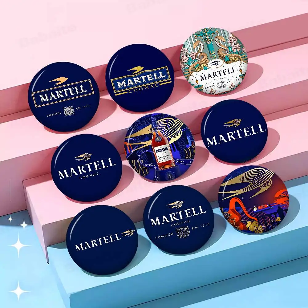 Broche de Metal Personalizado com Logo M-Martell, Estilo Anime Retrô, Desenho Animado, Crachá de Colarinho, Joia, Presente para Fãs