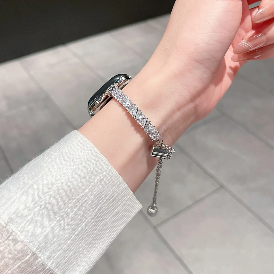 สายนาฬิกาสำหรับ Apple Watch Band S11/10/9/8/7/SE/5/4/Ultra 3 IWatch 49/46/45/44/42/41/40/38 มม. สายรัดข้อมือเพชรทรงสามเหลี่ยมหรูหราประดับเพชรซิร์คอน