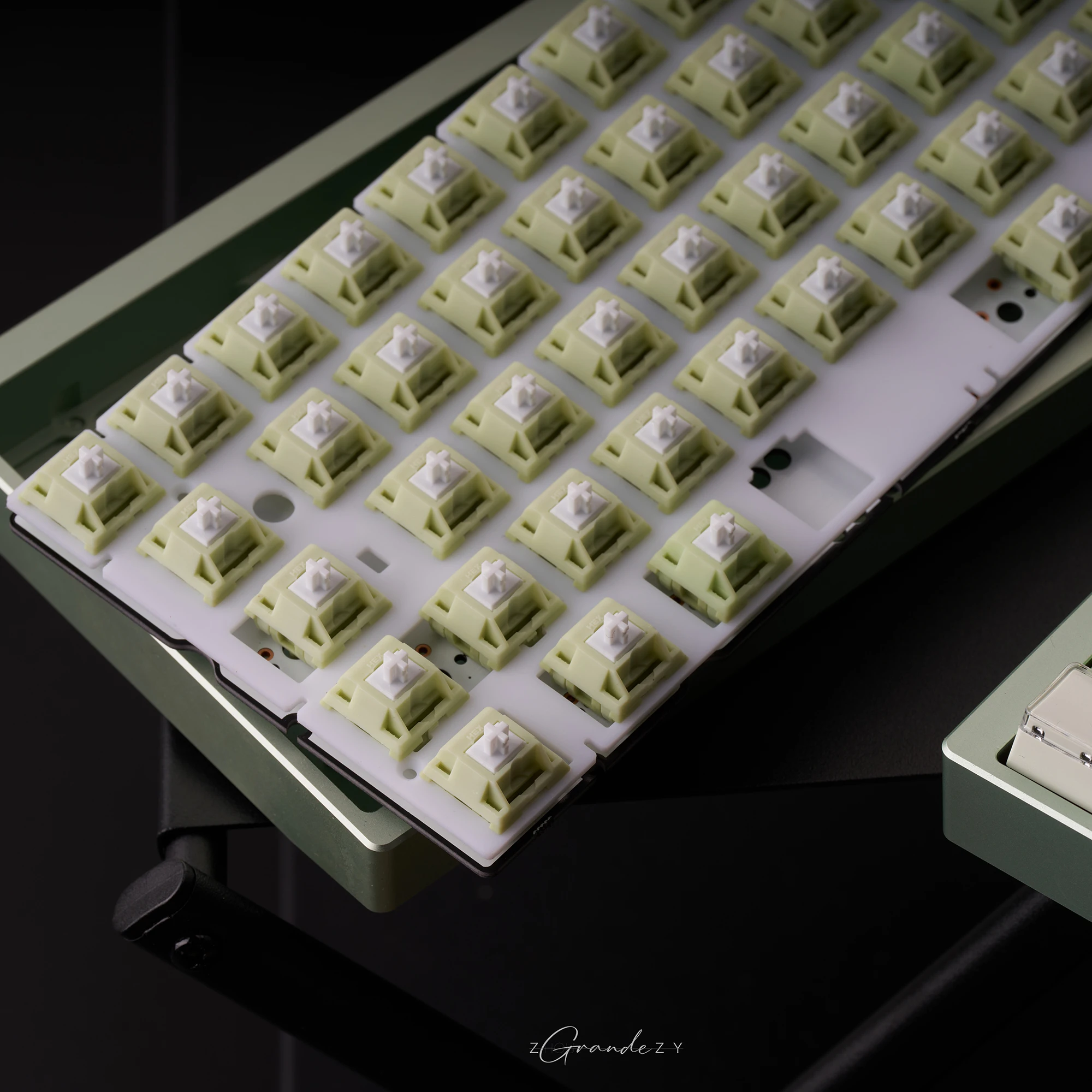 KeyGeek Jasmine Milk Green Switch V2M 43g 53g 58g for Gaming Mechanical Keyboard L4 PA66 N1 Pre Lubed Long Spring Green Milk Tea