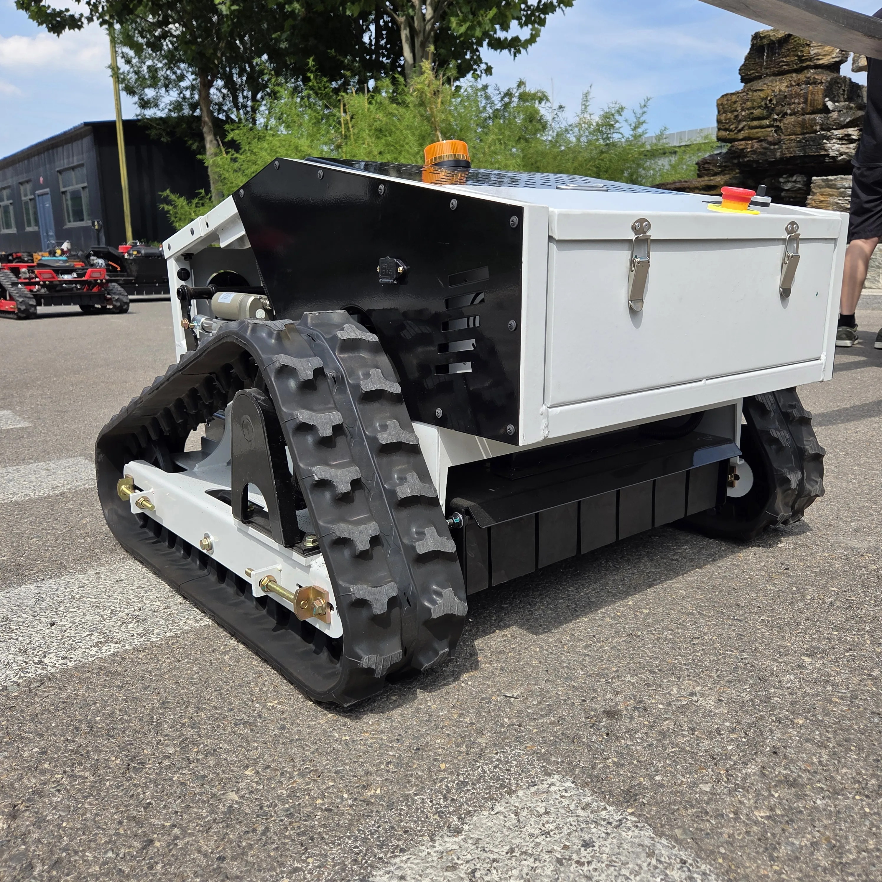 Nowa inteligentna kosiarka do trawy z elektrycznym rozrusznikiem jednym przyciskiem, podnoszeniem ostrza, funkcją zero turn i pełną automatyzacją.