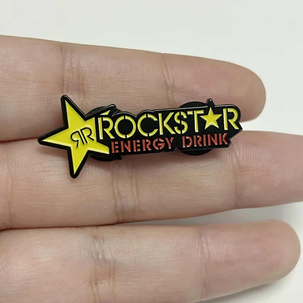 شارة بدبوس المينا بشعار Rockstar Energy Drink لتسريع وقت الانتعاش وتخفيف التعب وإكسسوارات حقيبة الظهر ذات القبعة الإبداعية