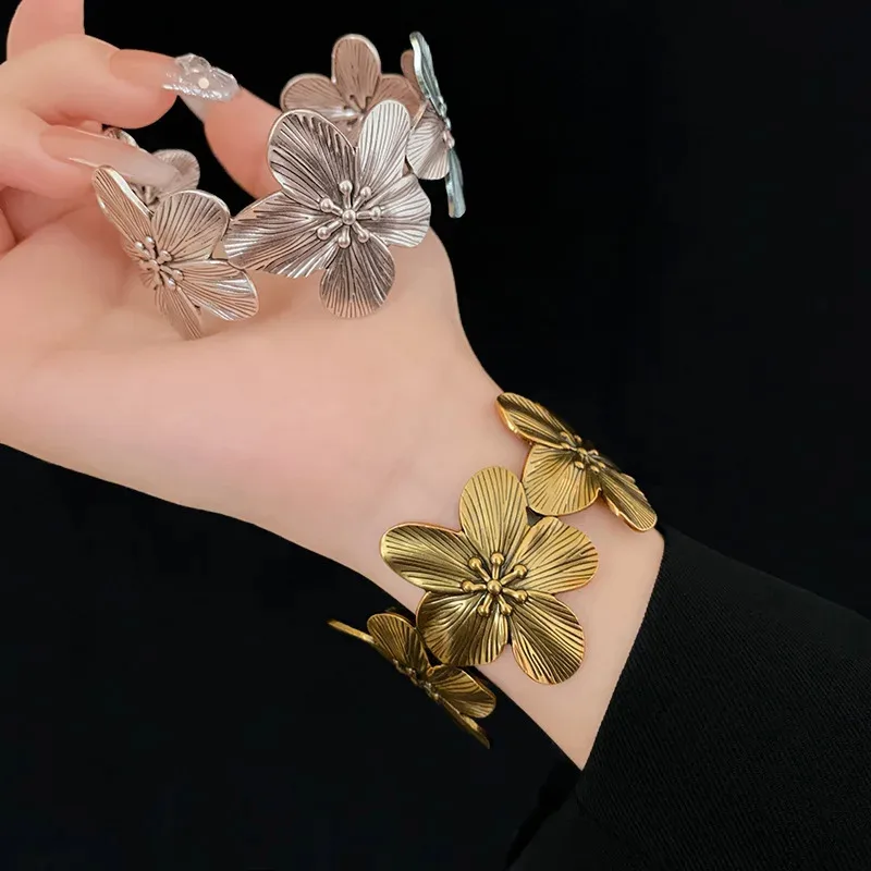 

Medieval Vintage Bracelet Retro Metal Flowers Bracelets French Fashion Design Luxury Jewelry for Women Ornament