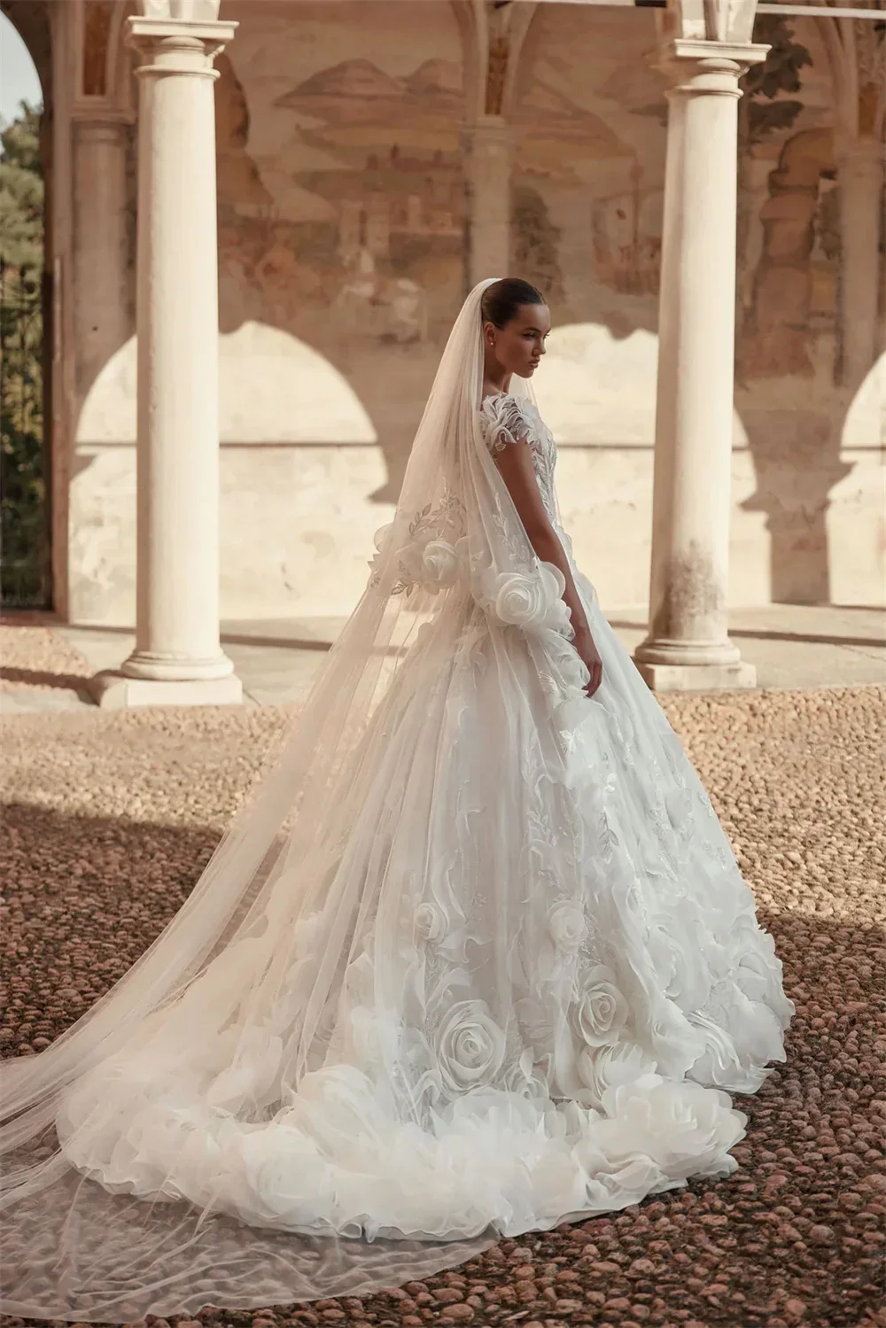 Robe de Rhformelle Arabie saoudite, épaules dénudées, jupes longueur au sol, tulle drapé, dentelle Alençon, appliques de plumes, sur mesure Weddi