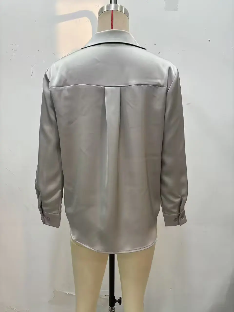 Kondala chique moderno elegante cetim luxuoso blusa prateada em linha reta professor camisa moda 2025 outono senhora do escritório camisa feminina