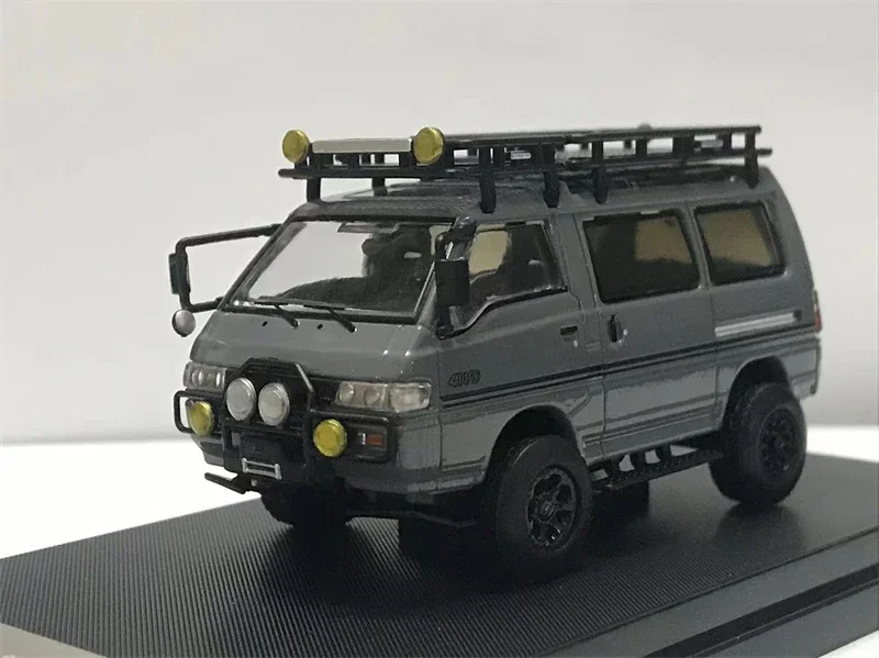 

Autobot 1:64 Delica Star Wagon 4x4 внедорожная модель автомобиля под давлением