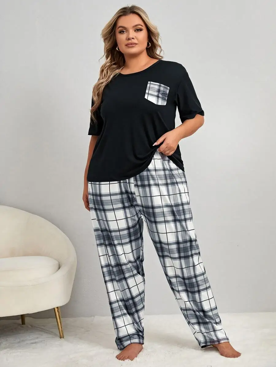 

Черный пижамный комплект с короткими рукавами, клетчатым карманом и брюками в тон.