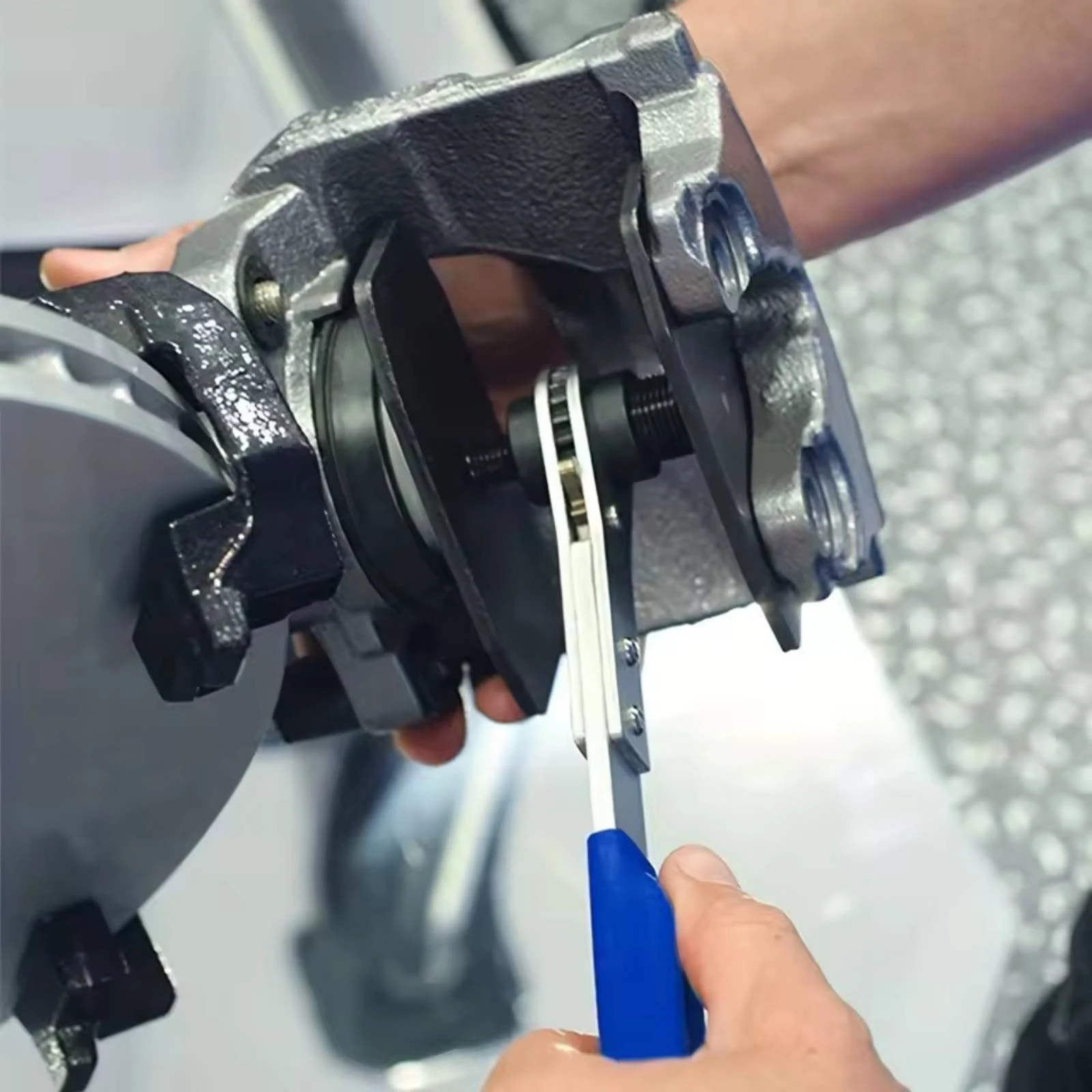 Brake Caliper Piston Compressor Tool Labor-Saving Brake Pad Spreader Tool Caliper Spreader with Ratchet High-Strength Sturdy