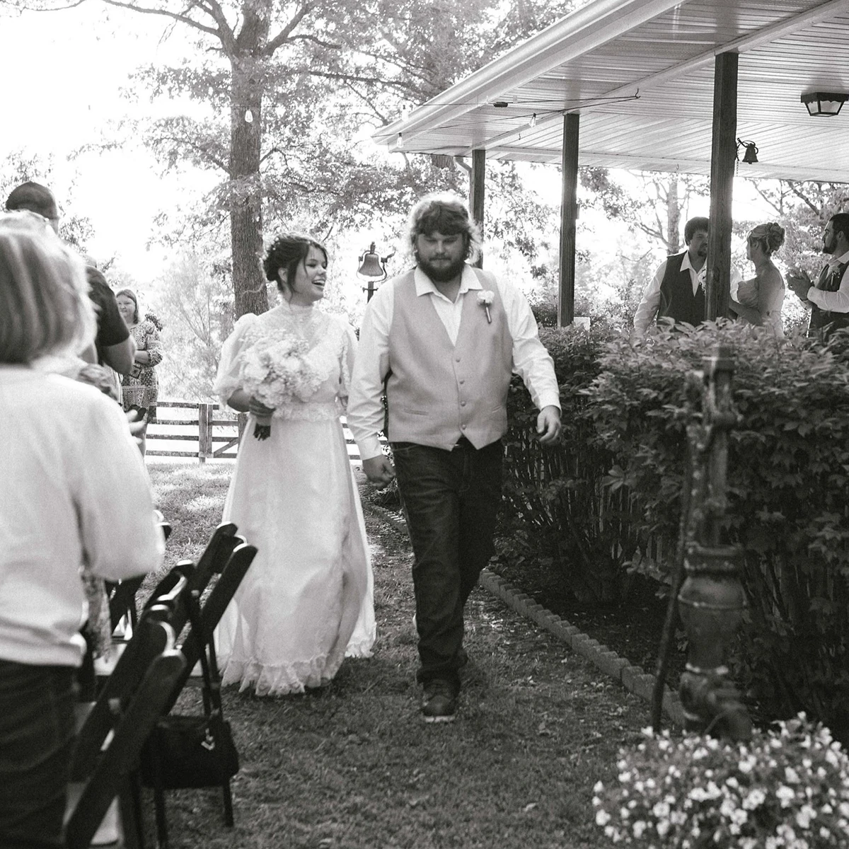 تخصيص الرجعية 1970s نصف فانوس الأكمام فستان الزفاف أزرار الفيكتوري ألف خط تكدرت الدانتيل عالية طوق خمر زي العرائس