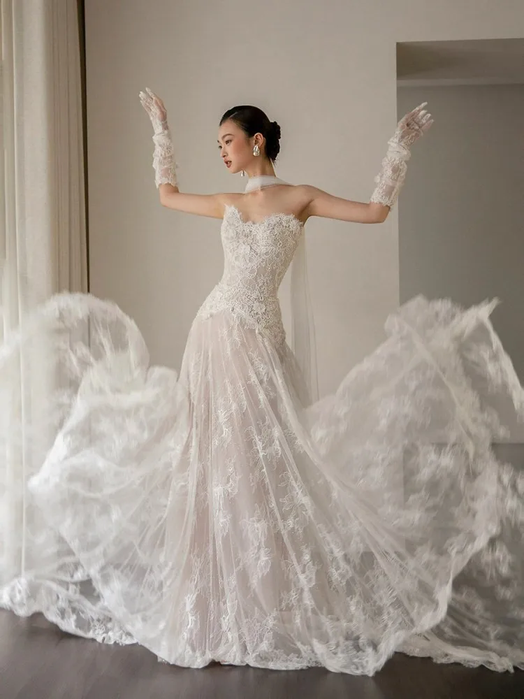 

A new style of soft lace mini strapless tulle dress for going out