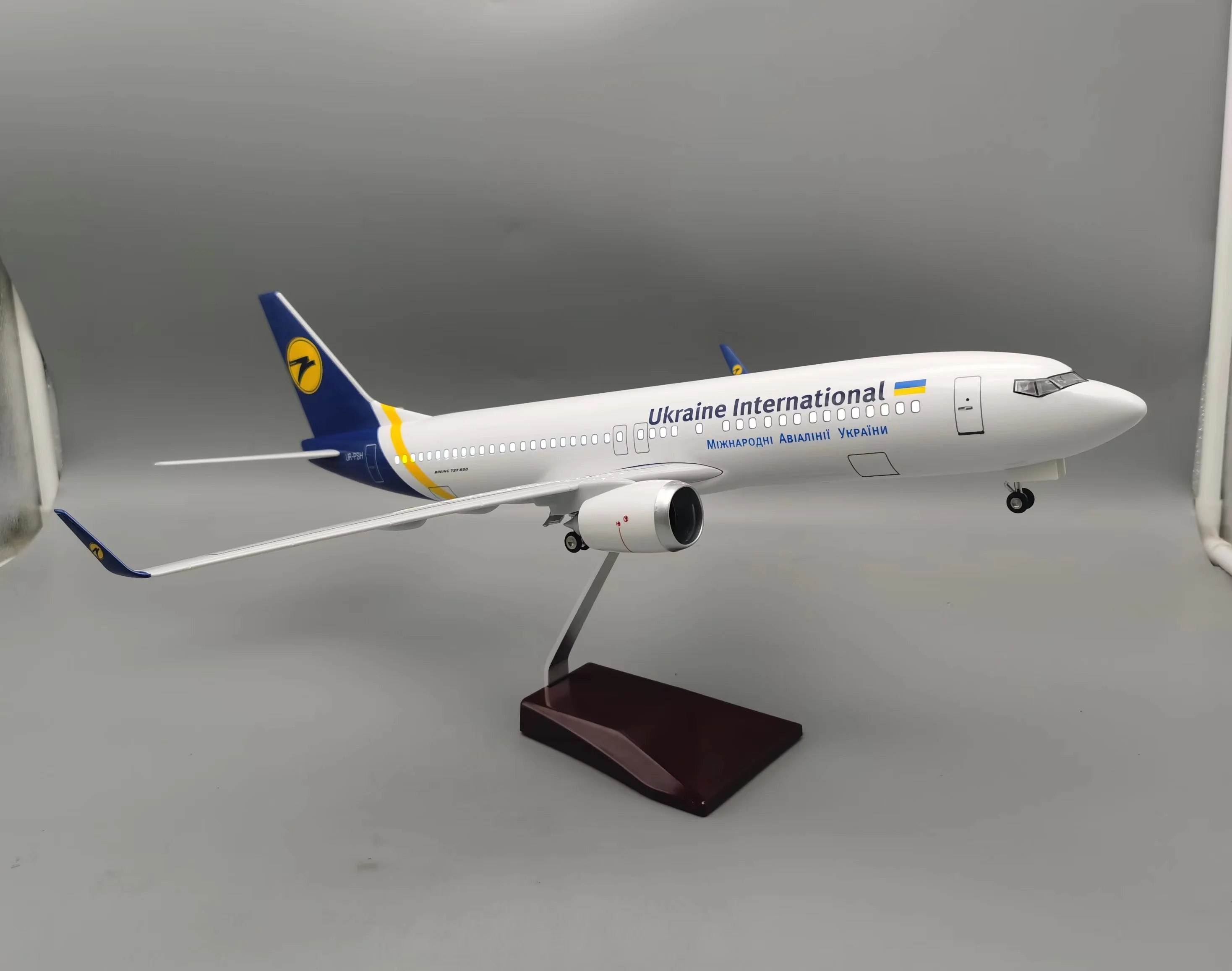 47cm Airplane Model B737-800 Ukraine International Airways Diecast Aircraft Kit W Lights Stand Resin Plane Model Enthusiast Gift