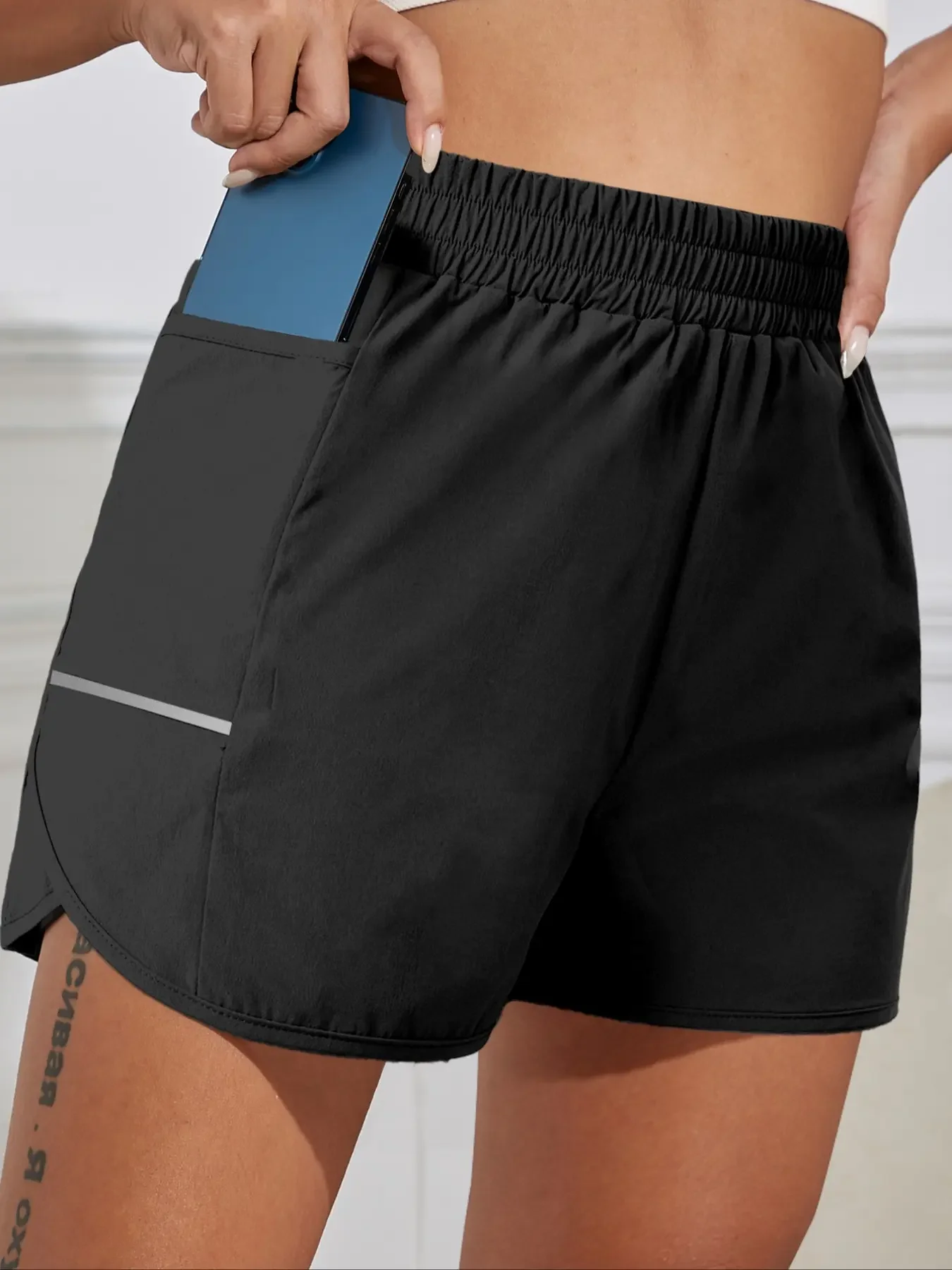 Neue Damen-Shorts mit Handytasche, elastischem Bund, Sportgürtel, reflektierenden Streifen, lässige, modische Sportshorts. – Detail 4