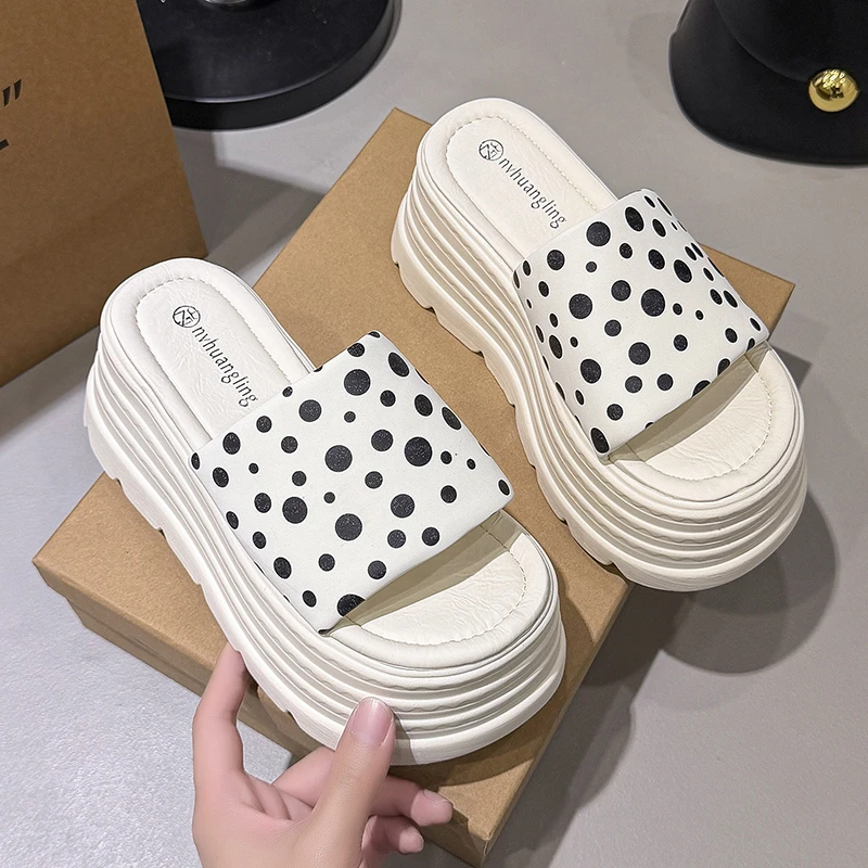 

Новые женские летние уличные шлепанцы на платформе 2026 года, кожаные сандалии с толстой подошвой 8 см, дышащие, без застежек, типа вьетнамки