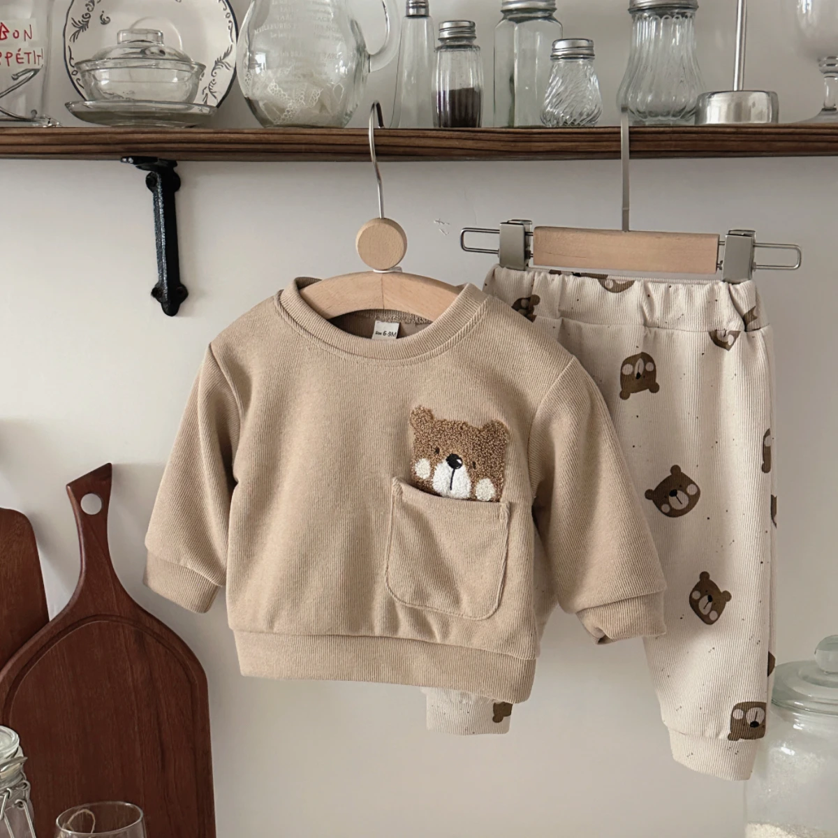 

Осенний новый 0-3M младенец новорожденный коричневый медведь вышитый топ + белый полный принт медведь здоровья штаны спортивный комплект два шт набор