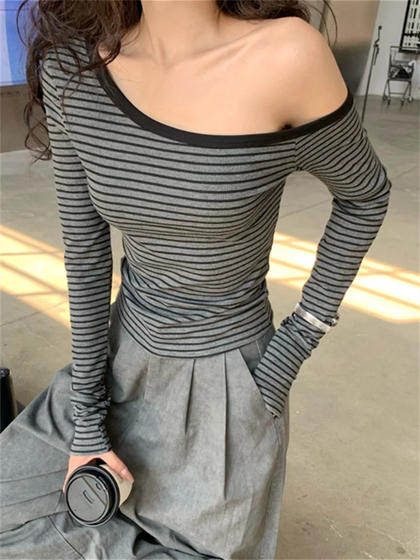 

PLAMTEE, популярные женские футболки в полоску, повседневные шикарные футболки с косым воротником, 2022, нежные тонкие весенние новые сексуальные свободные футболки с открытыми плечами