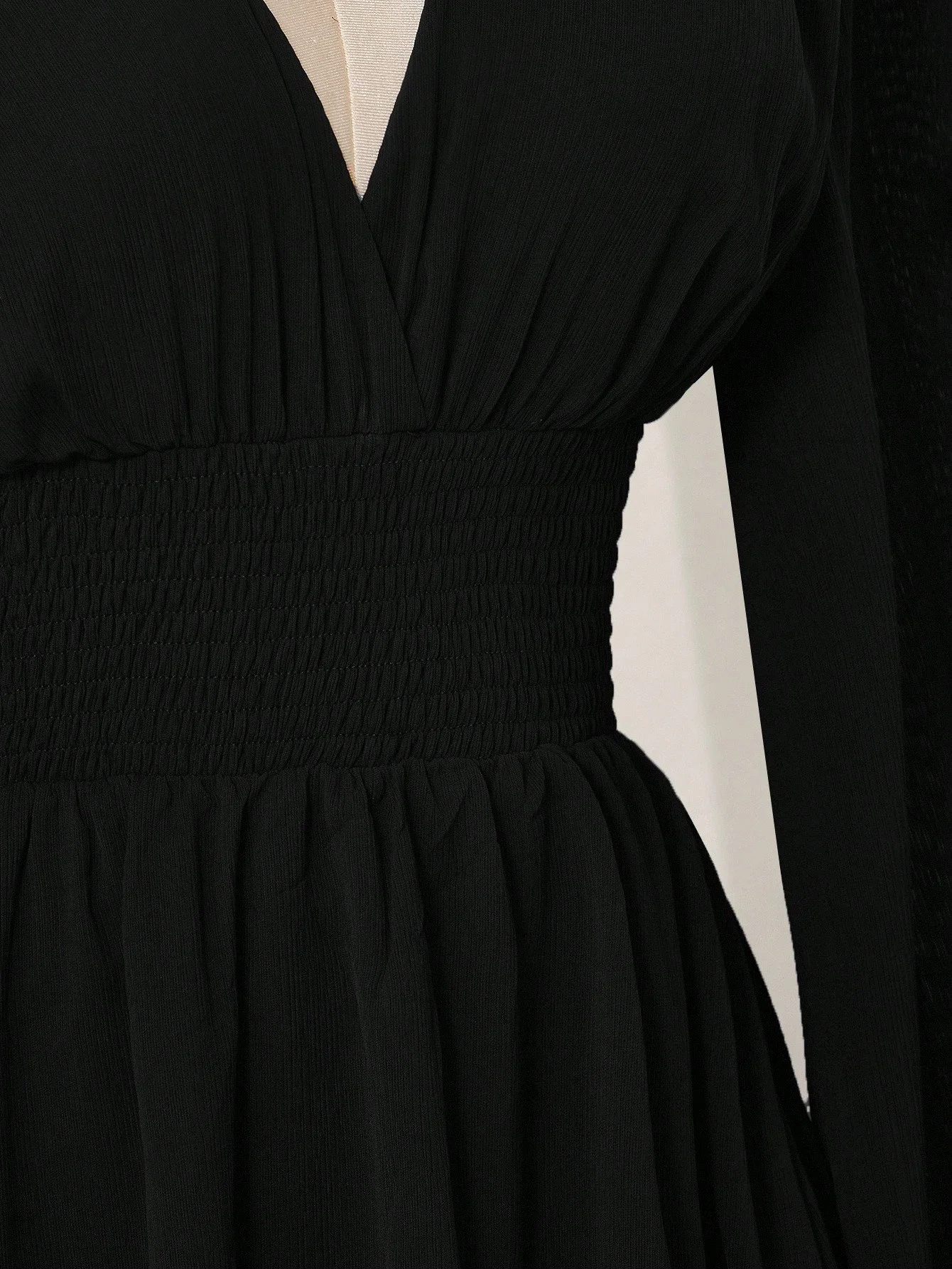 

Черное мини-платье с V-образным вырезом, приталенное, с длинными рукавами-колокол, в элегантном готическом стиле