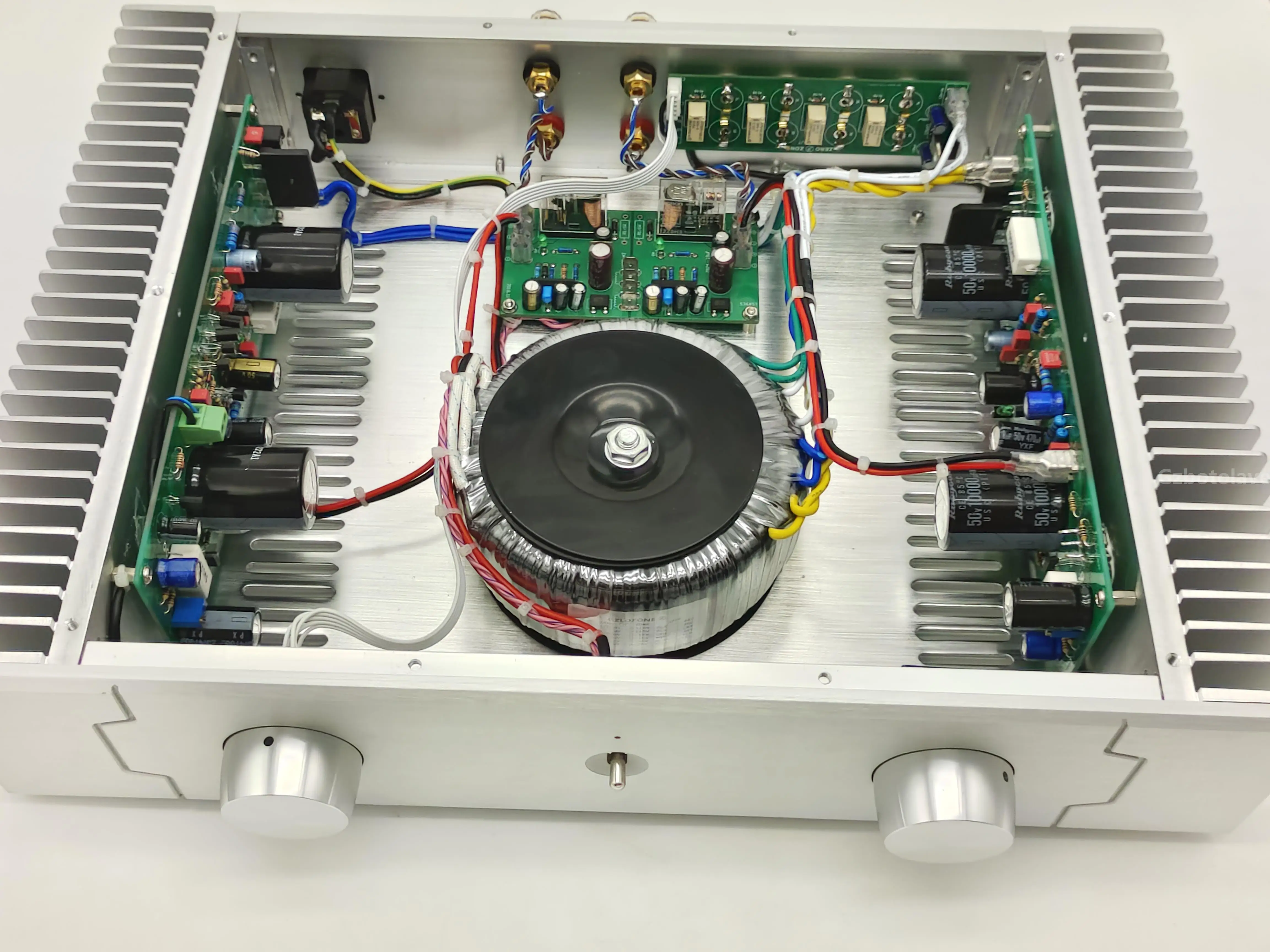 

Особенности. Вдохновленные схемой Sugden A21A, гомолярный стандартный выход OTL класса А, ее входные детали не используют разные.