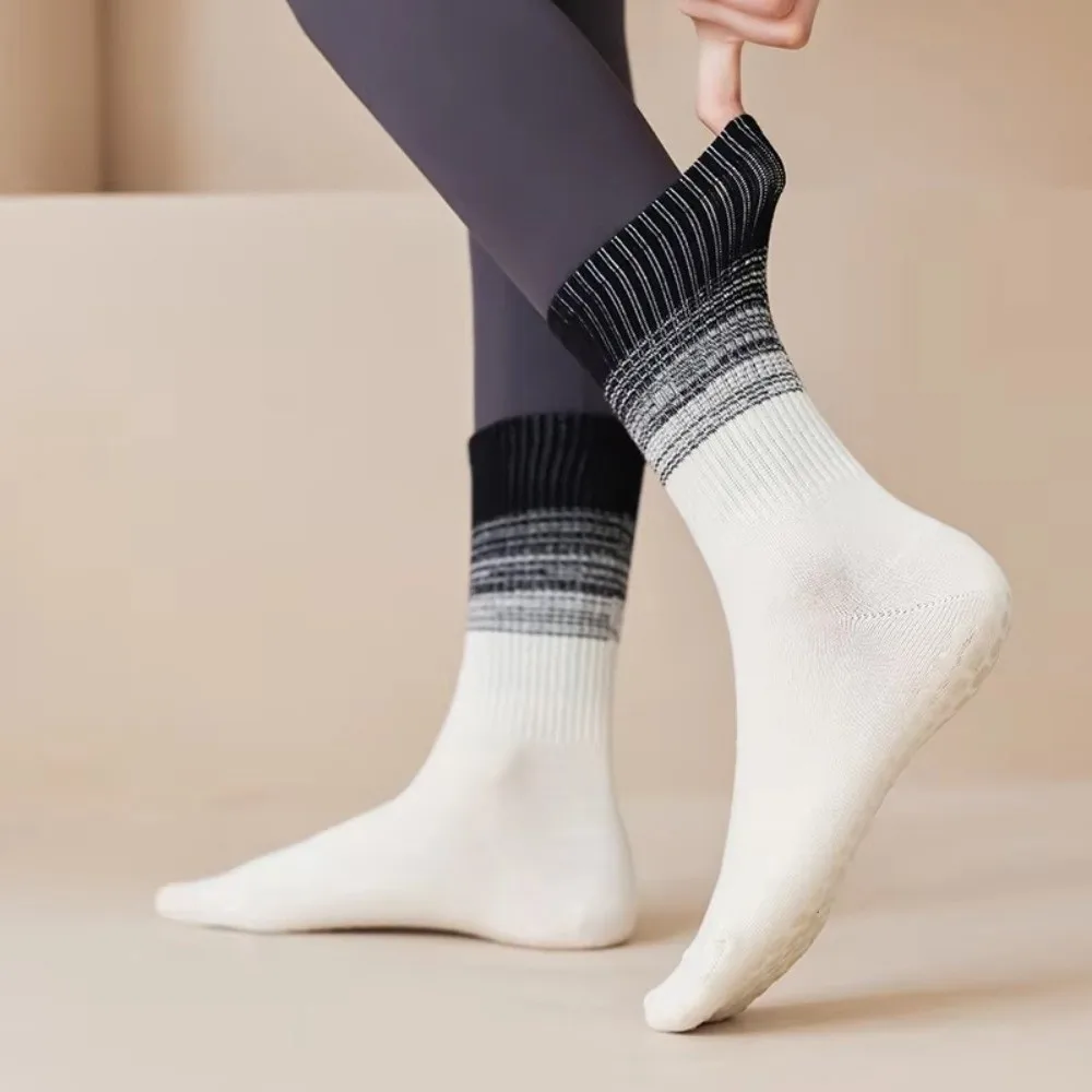 Non-Slip Yoga Pilates Socks Silicone Grips Breathable Combed Cotton Middle Tube Socks Gradient Color Sports Dance Socks Women