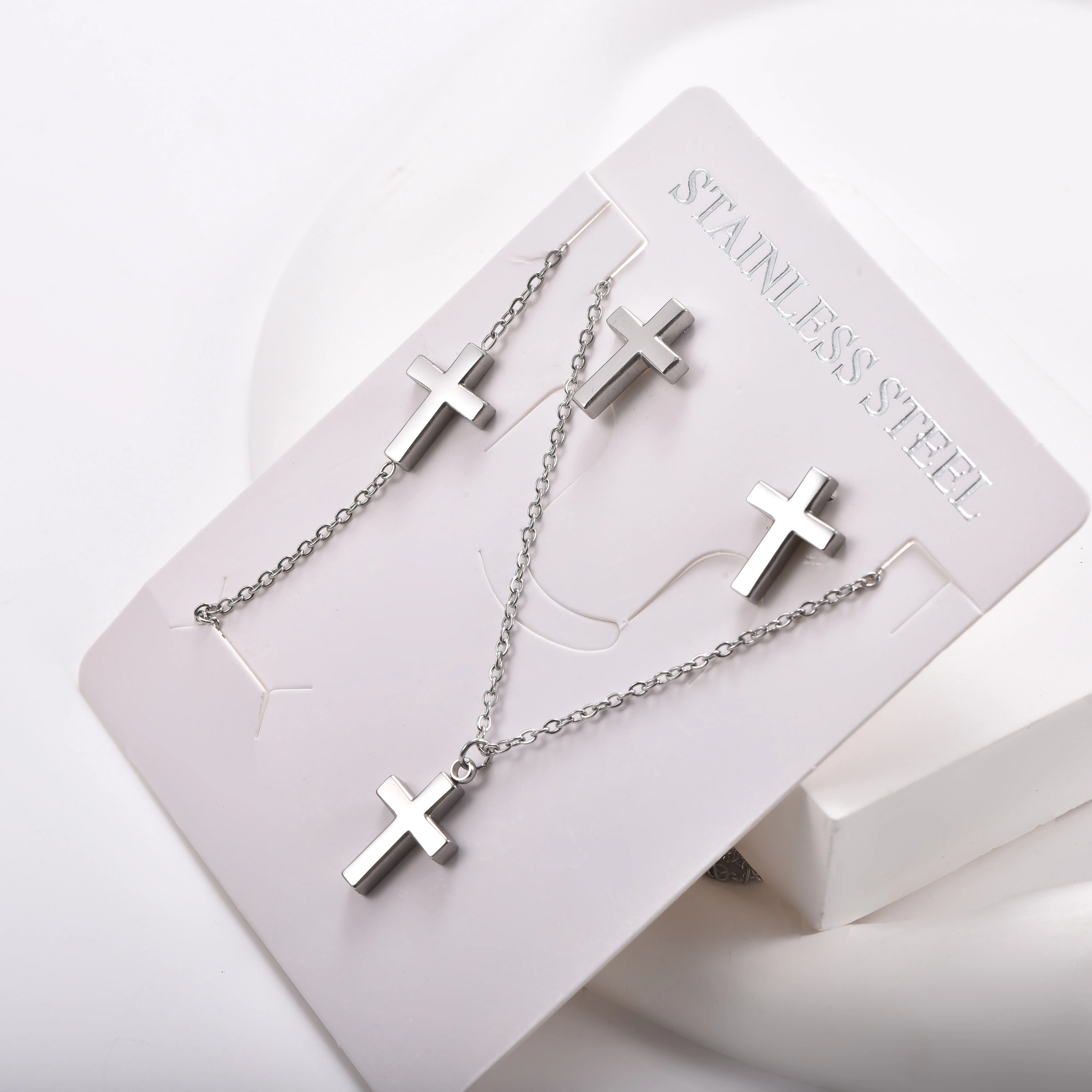 Schmetterlings- und quadratisches Muschel- sowie minimalistisches Kreuz-Set aus Edelstahl, bestehend aus Halskette, Armband und Ohrringen, 3-teilig, mit Verlängerungskette, für den täglichen Gebrauch. – Detail 4