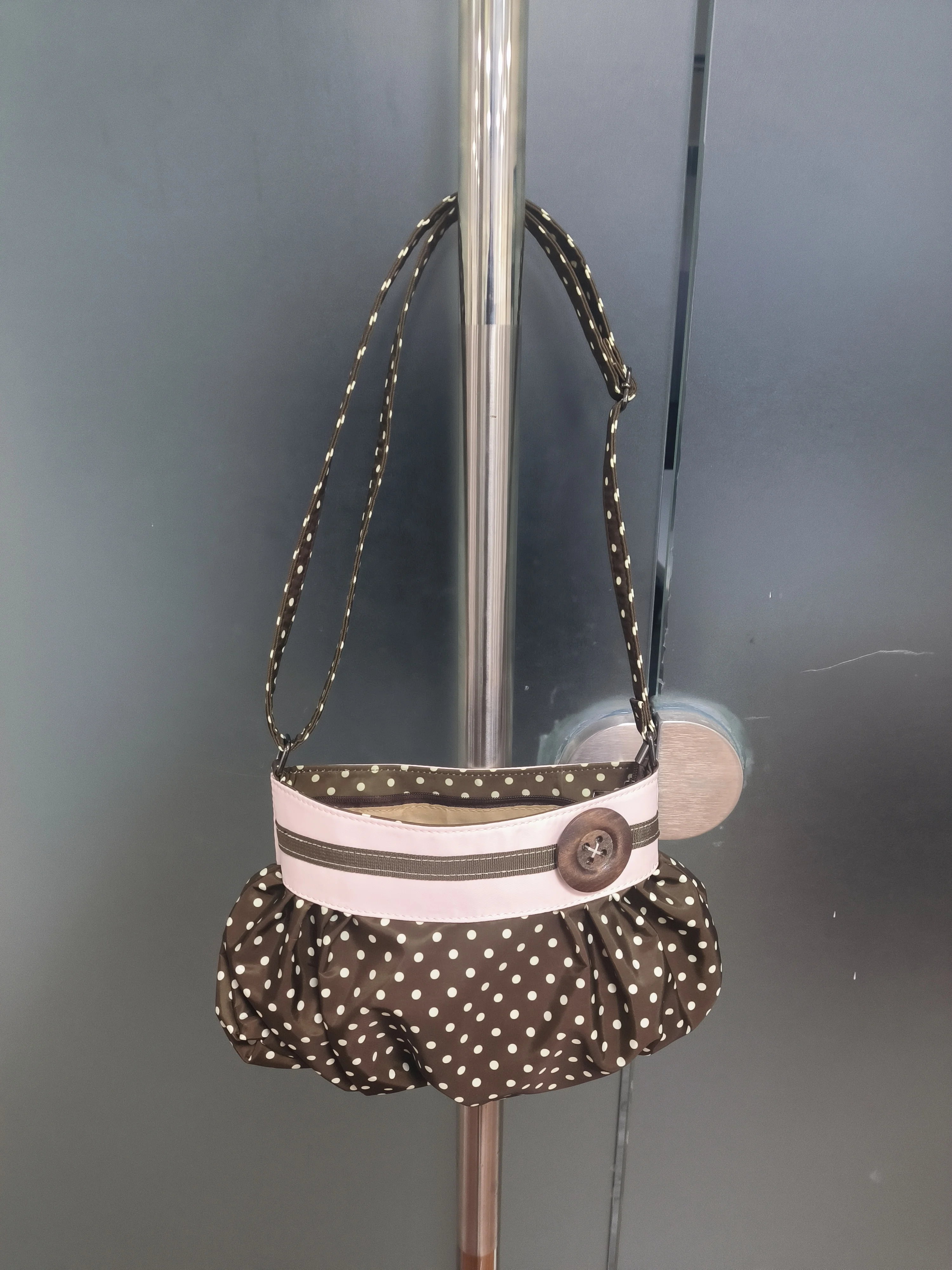 Koreanische Umhängetasche mit Polka Dots, große Tragetasche mit plissiertem Design und Holzknopf-Dekor, niedliche lässige Handtasche für Mädchen – Detail 1