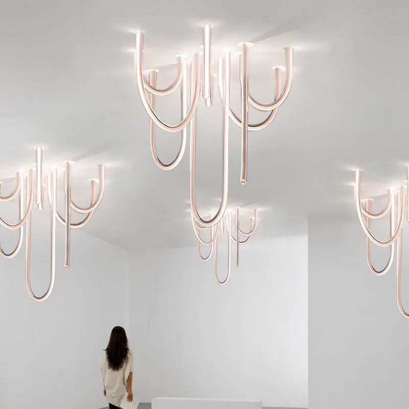 المصمم الحديث والمتعاقد على شكل حرف U غرفة المعيشة الثريا شخصية الإبداعية الفن الحد الأدنى غرفة نوم ضوء السقف