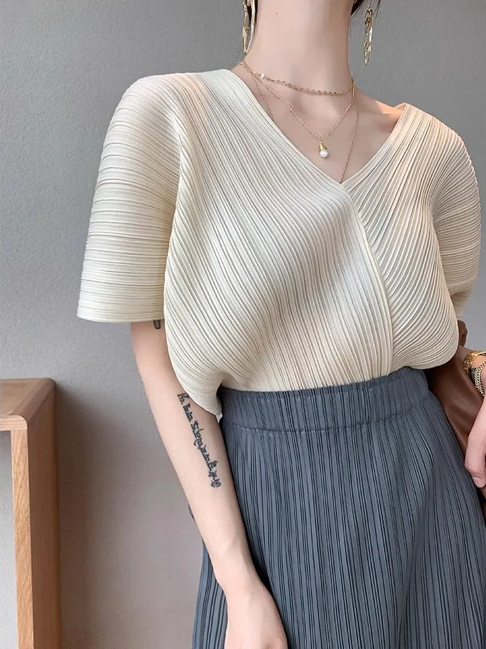 YUDX 2025 Women's Pleated V-neck Short Sleeve Top Beige Cross Front Blouse Casual Daily Fashion Lightweight Comfortable Wear