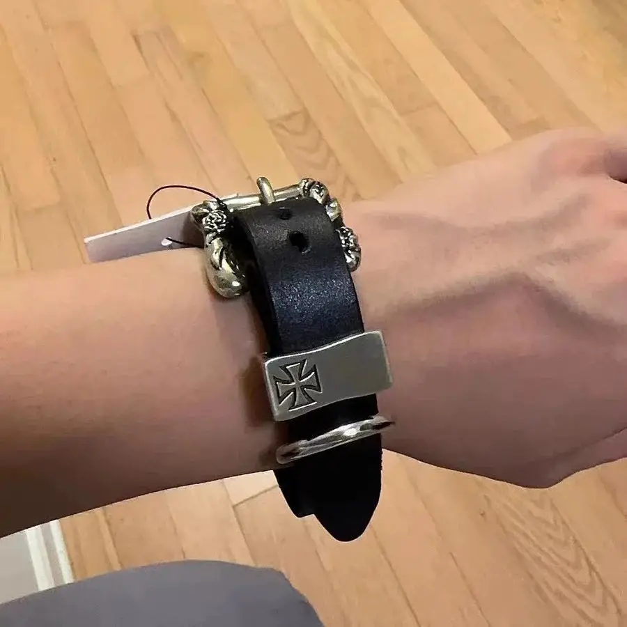 Pulsera de cuero de vaca estilo rock punk con remaches - Brazalete con patrón cruzado de hebilla grande de aleación