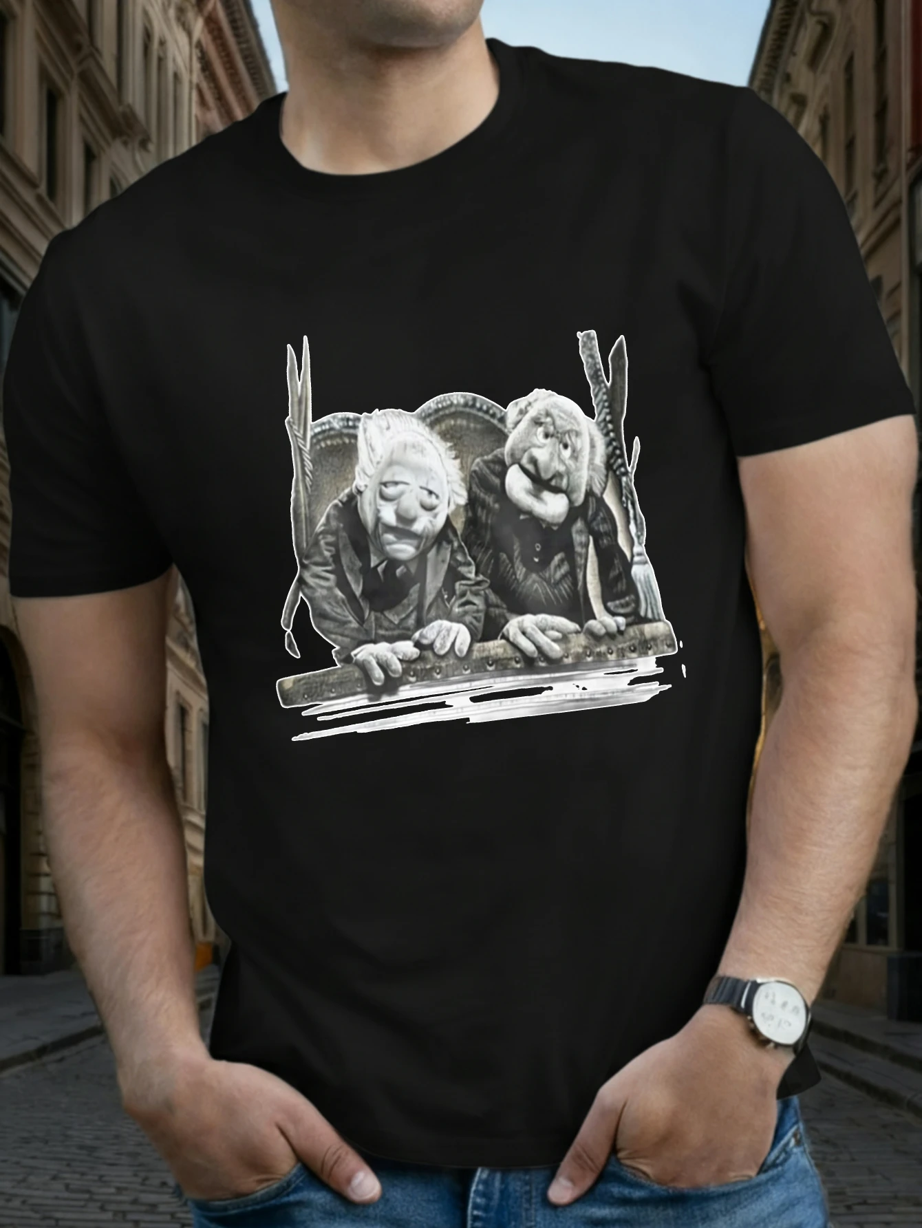 T-shirt en coton décontracté toutes saisons avec impression artistique JOOCAR de deux personnes âgées regardant par-dessus un rebord, col rond, manches courtes douces et extensibles, respirant, haut streetwear à imprimé lettres tendance, choix de cadeau idéal pour les fêtes