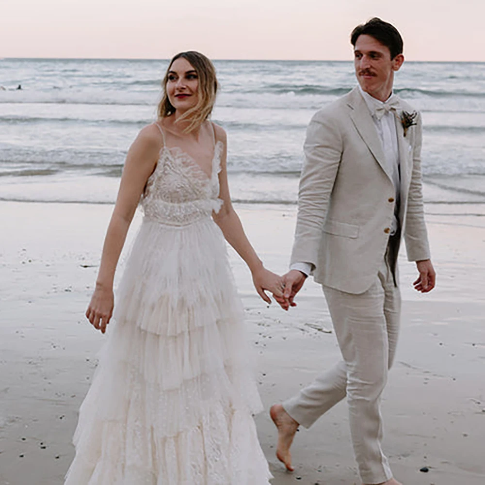 Abito da sposa in rete punteggiata di pizzo a strati con linea A, senza spalline, romantico, senza schienale, con scollo a V, abito da sposa rustico da spiaggia personalizzato Boho