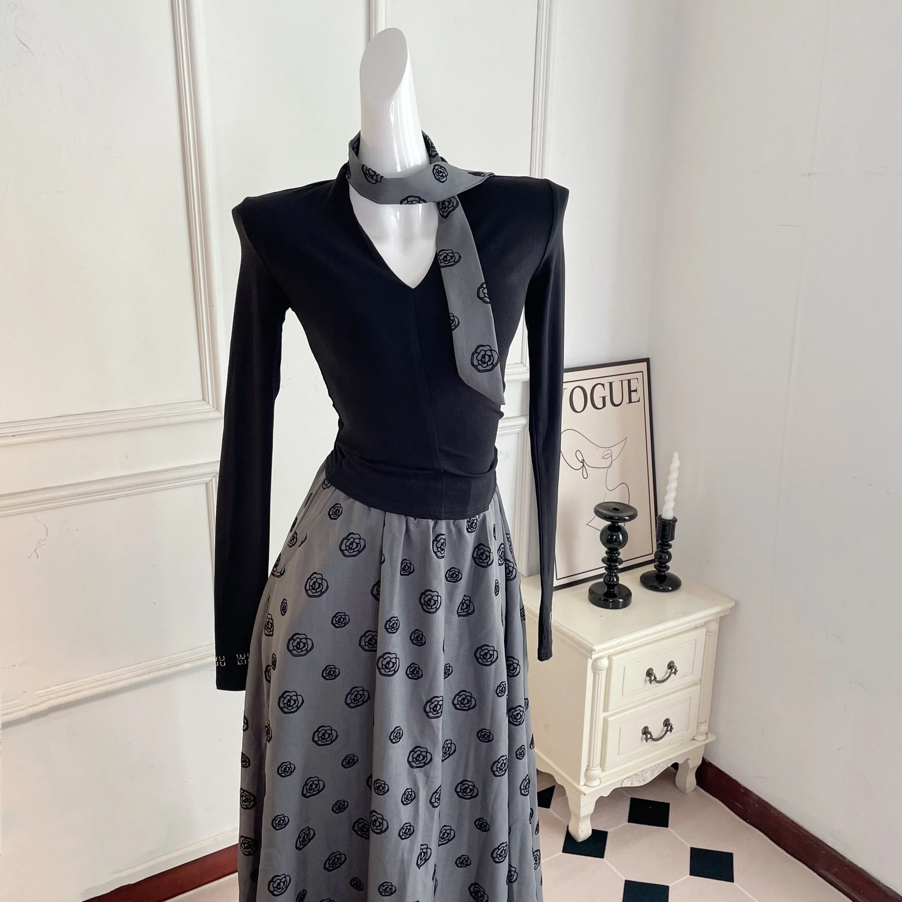 

2024, новинка осени, элитный стиль, продвинутая элегантная температурная модная юбка-зонтик с розой + черная утягивающая футболка для женщин