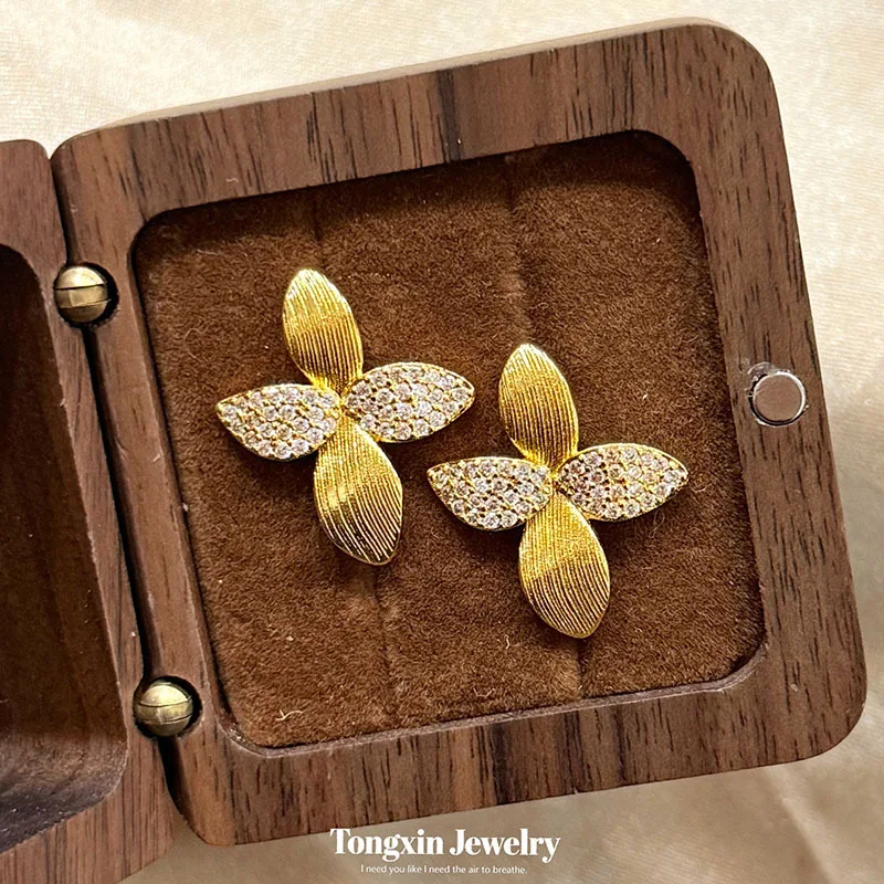 Sand gold new jewelry point drill four leaf flower earrings retro light luxury senior earrings