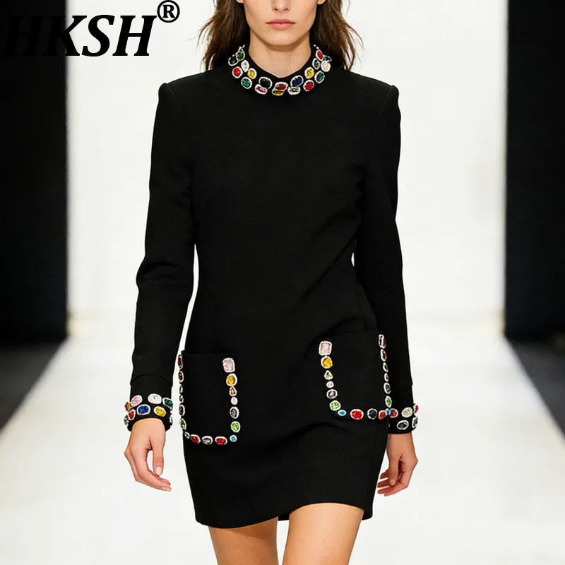 HKSH Damen Kurzkleid Luxuriös mit Bunten Diamanten Besetzt Lange Ärmel Taschen Stehkragen Schlanke Passform Elegante Kleider Frühling HK8649