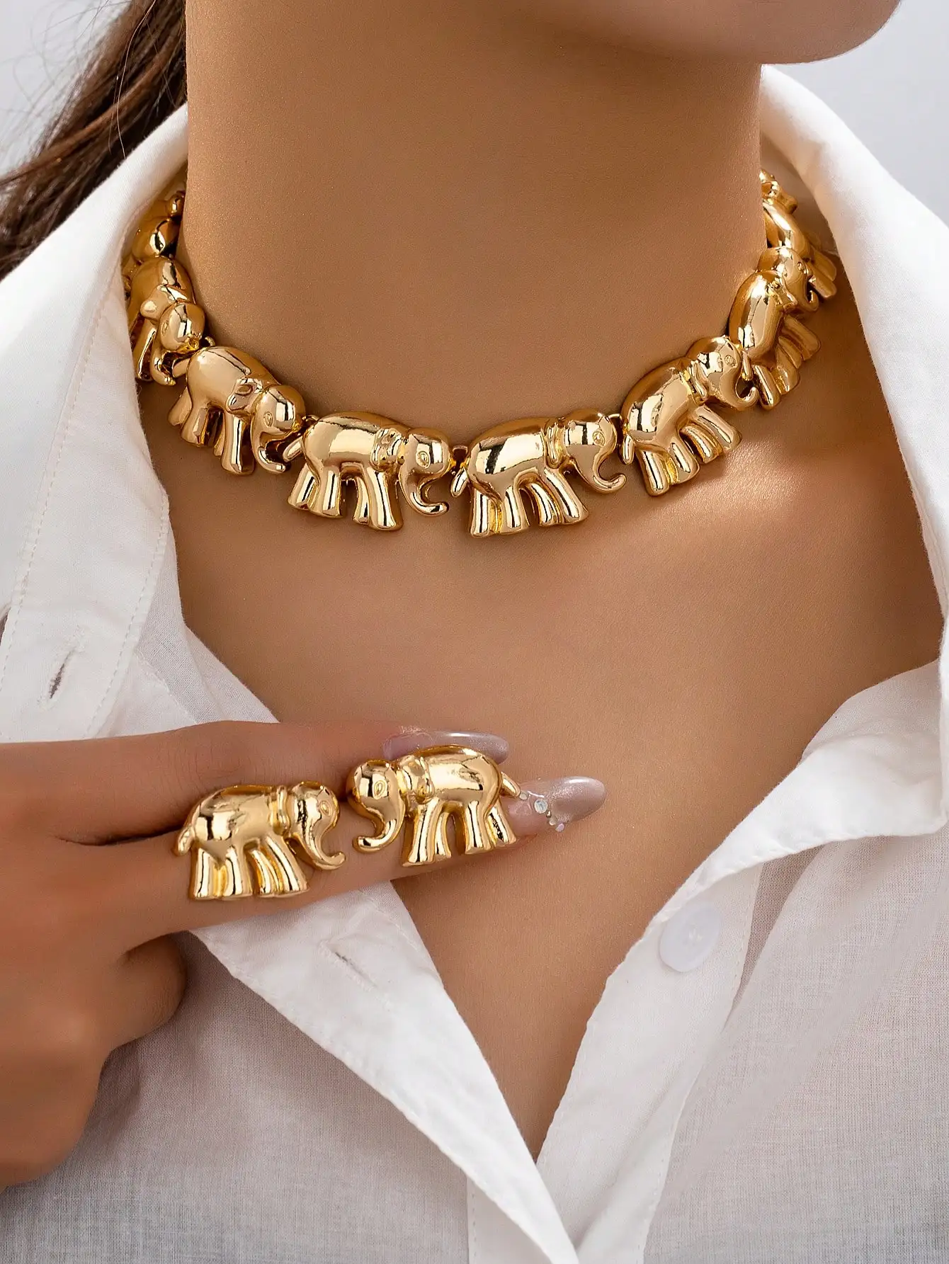 

Набор из массивного колье и кольца с золотистым изображением слона для женщин