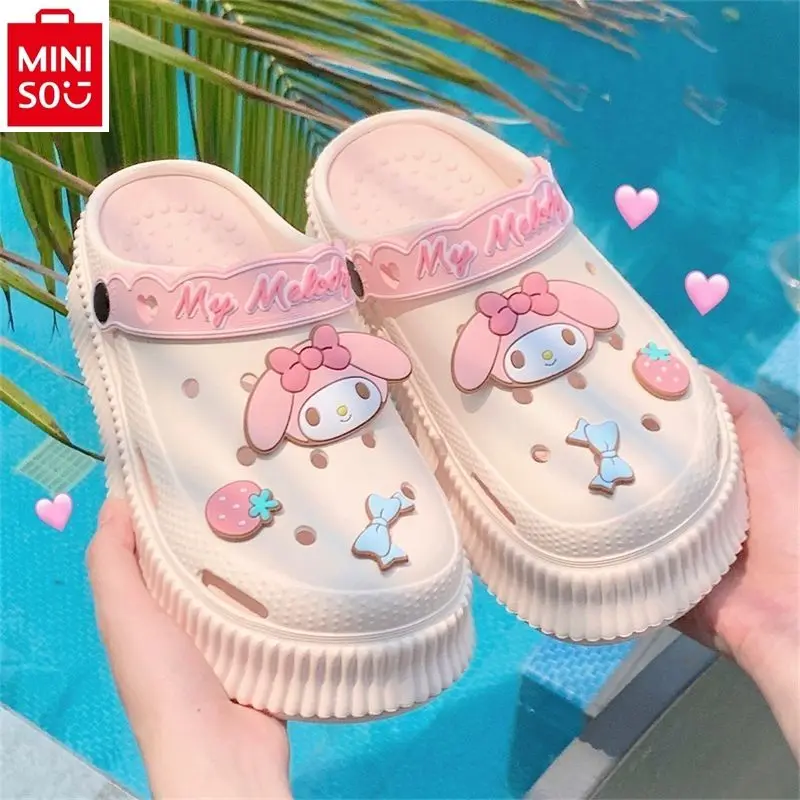 MINISO 2024 baru pakaian luar musim panas sol tebal antiselip sandal pantai dan sandal wanita kartun Coolomi lucu lubang sepatu