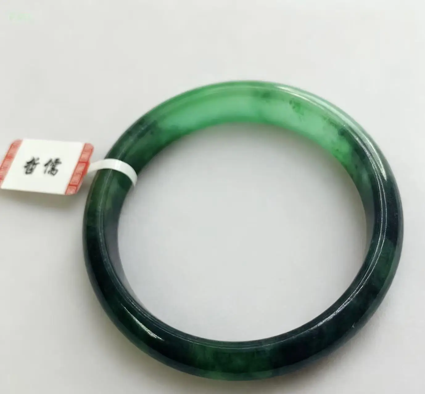 

One on one real shooting of a green 57.7mm jade bracelet