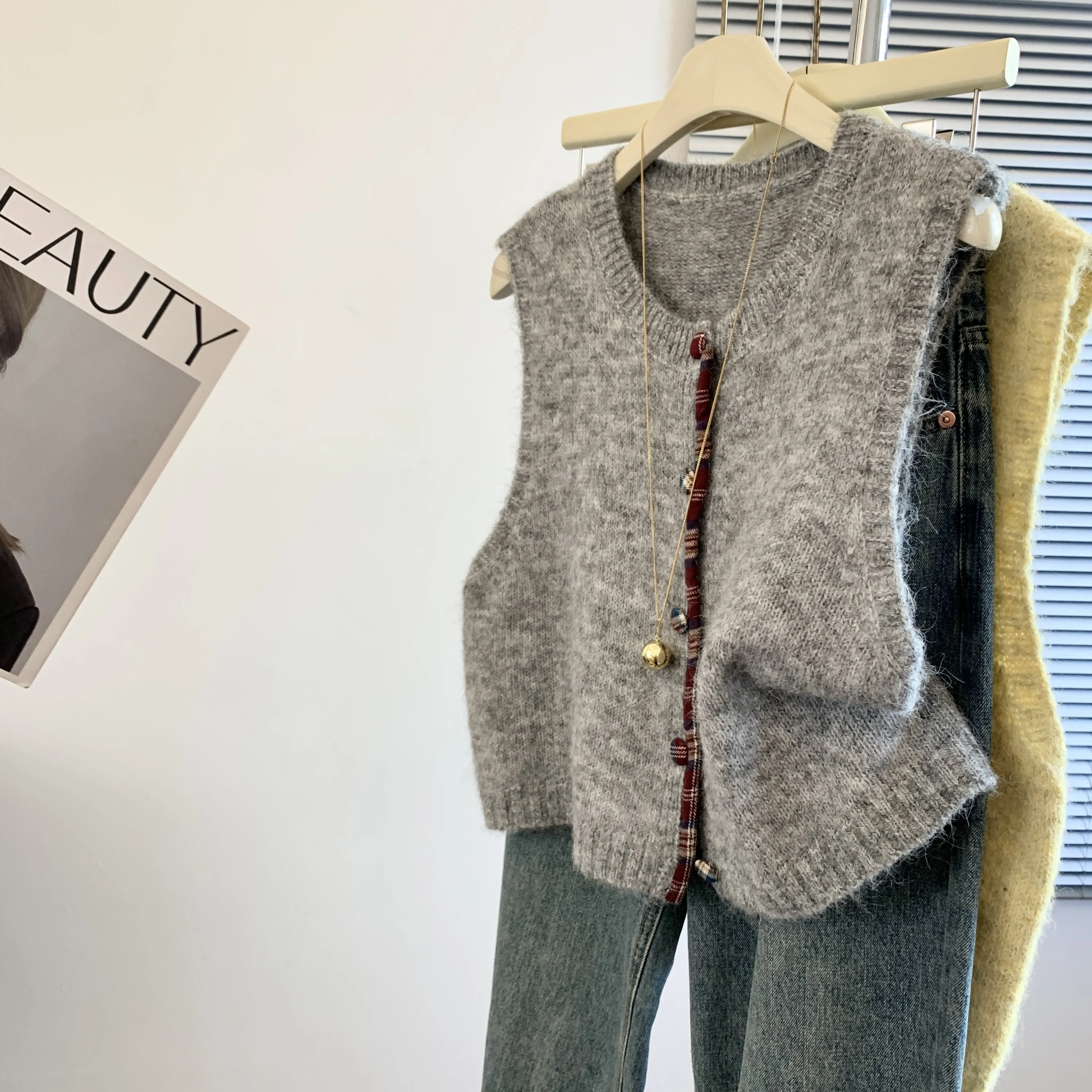 

Slimming Color Block Knitted Vest Women's Sleeveless Top Fashionable College Style Commute Korean Version Short Length Button...