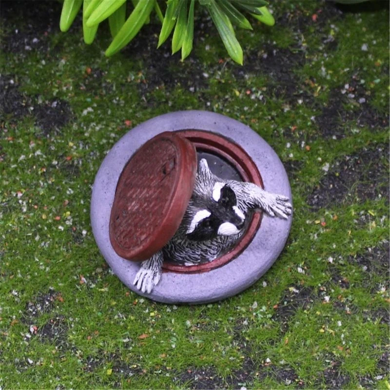 Y3NA Realistic Manhole Cover Raccoons Figurine Cartoon Animal Resins Statue for Desk Book Shelf and Garden Landscape Decors