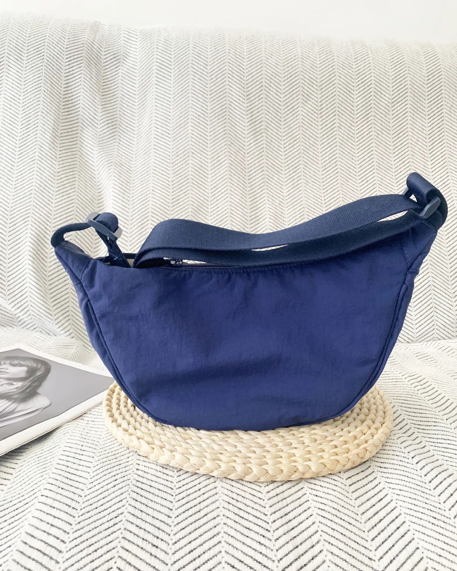Leichte Nylon-Halbmond-Umhängetasche mit Verstellbarem Breitem Riemen, Schultertasche für Frauen, Tägliche Einkaufs- und Reisehandtasche – Detail 13