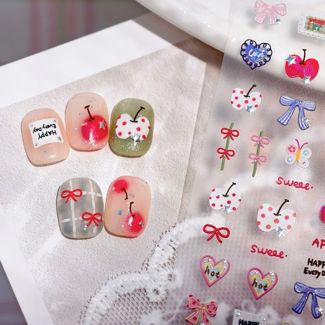 甘いリンゴスターちょう結びチェリーリボン蝶ネクタイイチゴハート蝶光沢のある自己粘着ネイルアートステッカーマニキュアデカール