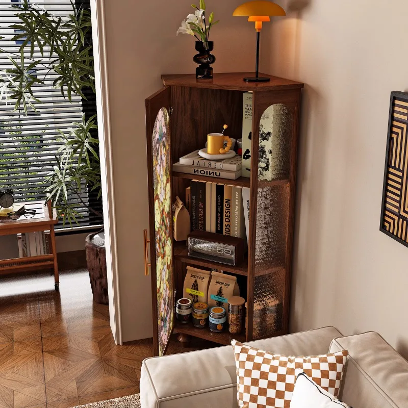 Mueble medieval triangular de madera maciza.