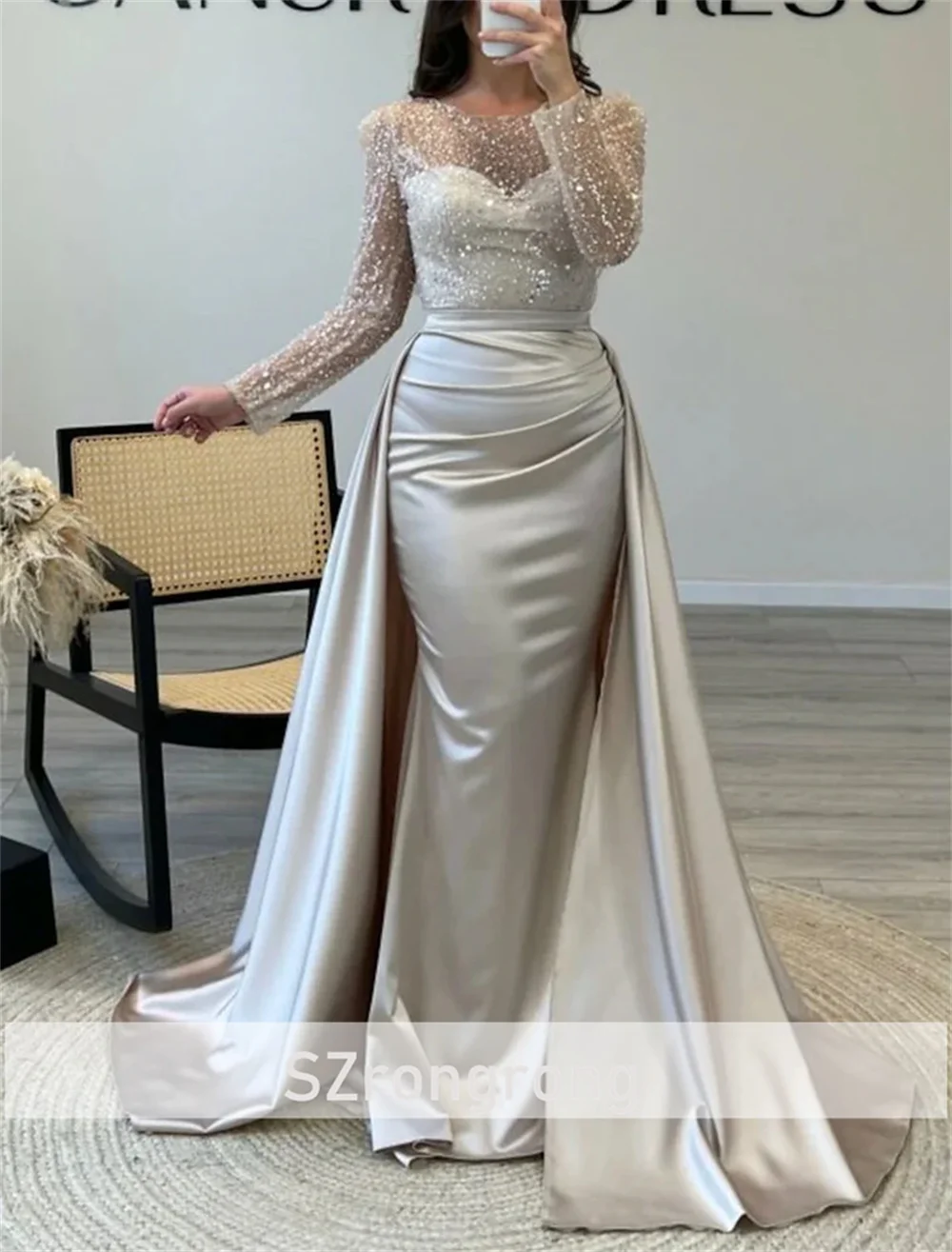 فستان سهرة رسمي برقبة دائرية من الساتان والترتر اللامع حورية البحر بدون ظهر وأكمام طويلة لحفلات الزفاف مع سويب تراين مخصص