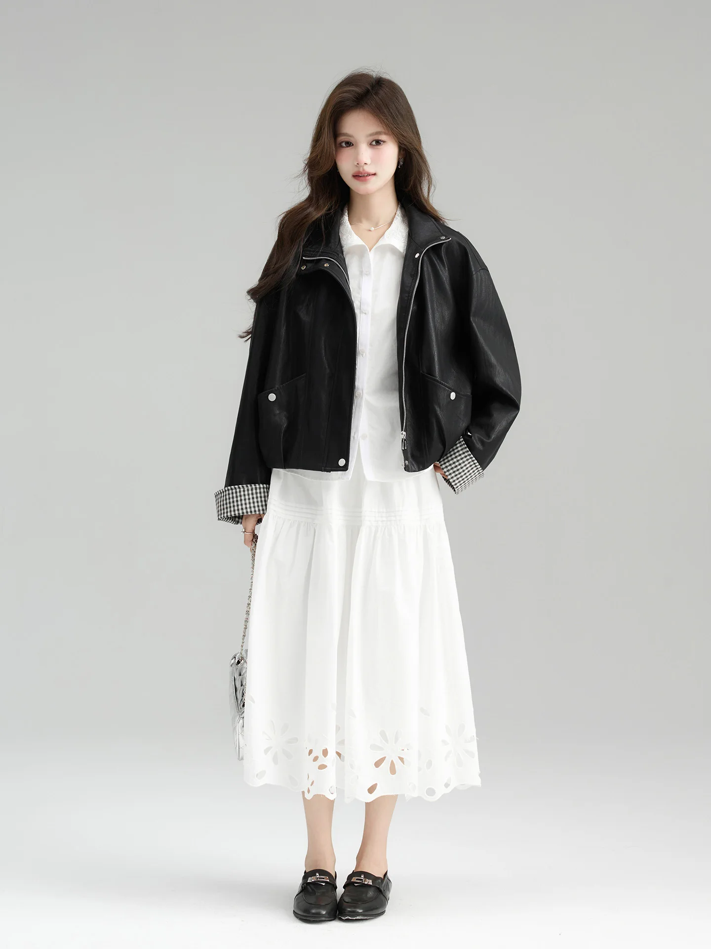 甘くてクールなスタイルのショート丈ブラックレザージャケット レディース 2026年春新作 袖ジッパーデザイン ストレートチューブタイプ