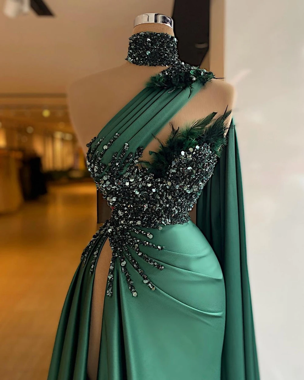 One Shoulder Satin Abendkleider lange Luxus Perle Feder hohen Schlitz mit Kap grün arabische Frauen formell für Hochzeits feier