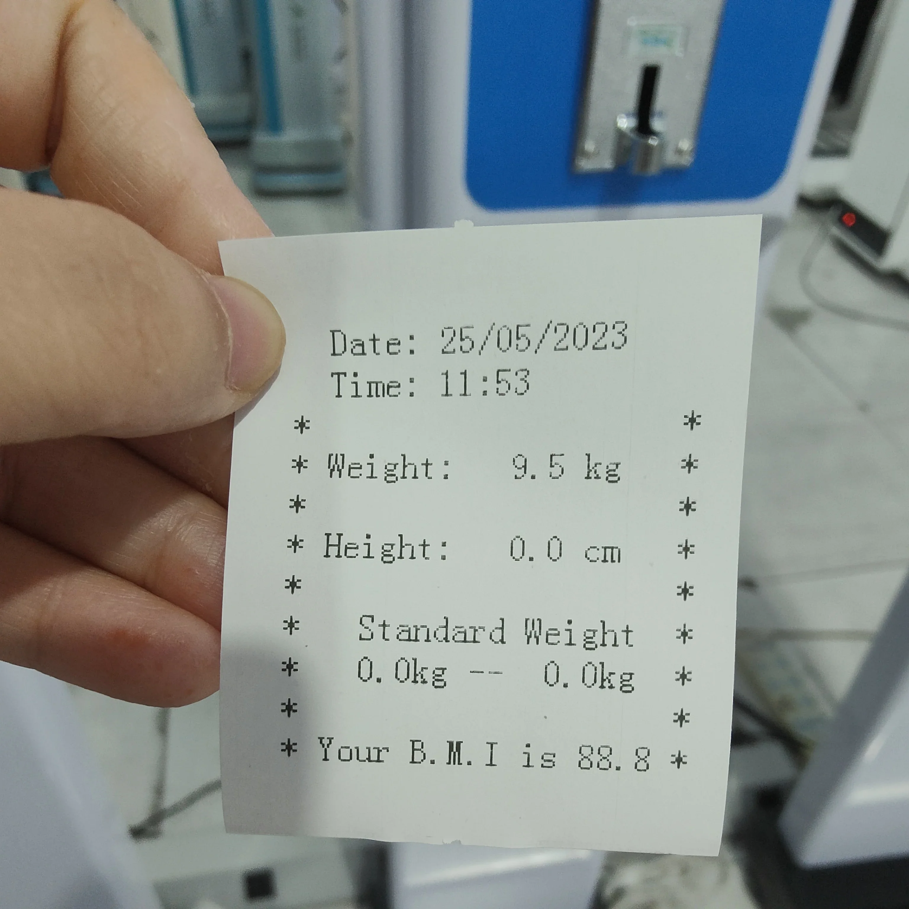 Timbangan pengukur berat dan tinggi badan yang dioperasikan dengan koin ultrasonik