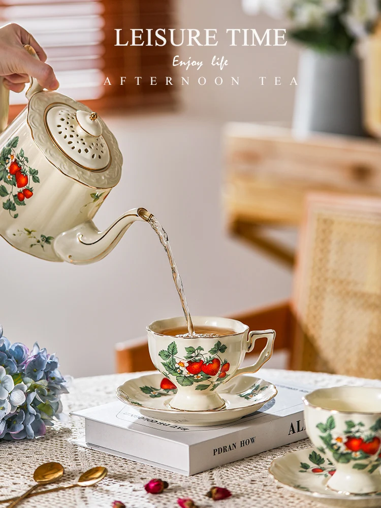 Book a wedding gift and give it to the newlyweds as a gift box for afternoon tea. English style tea set for housewarming, luxuri