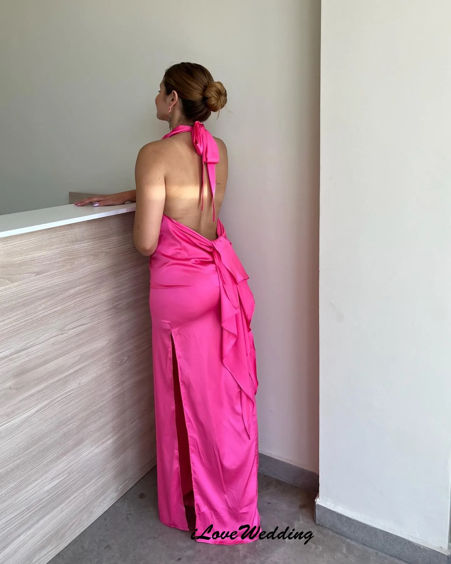 Rosa quente halter vestidos de baile 2025 sem mangas mulher vestido de festa cetim elegante vestidos de noite sem costas sexy fitas personalizadas