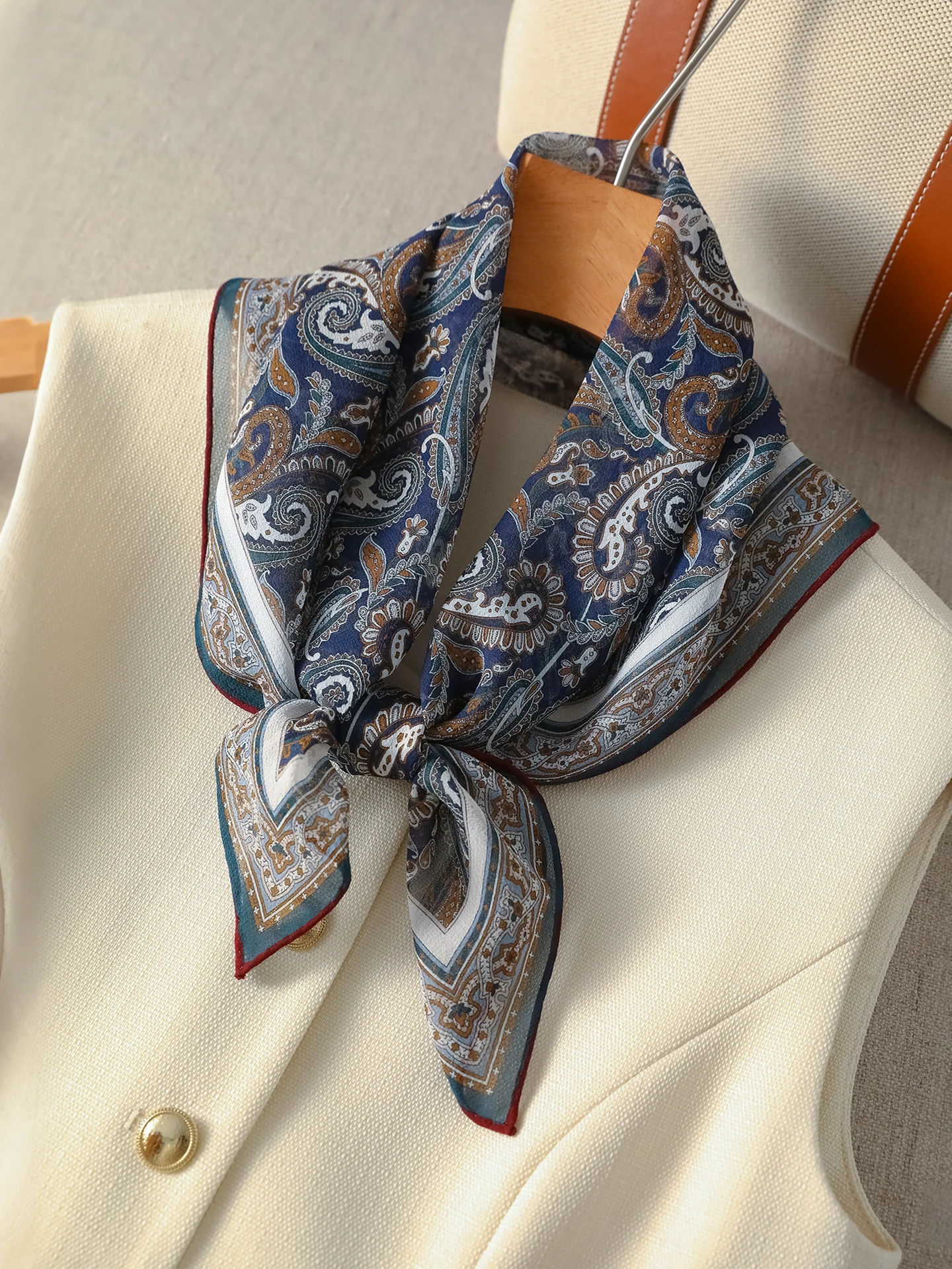 シルクスカーフ女性の薄い夏の首保護三角スカーフ小さな正方形日焼け止め高級感ファッションアクセサリー