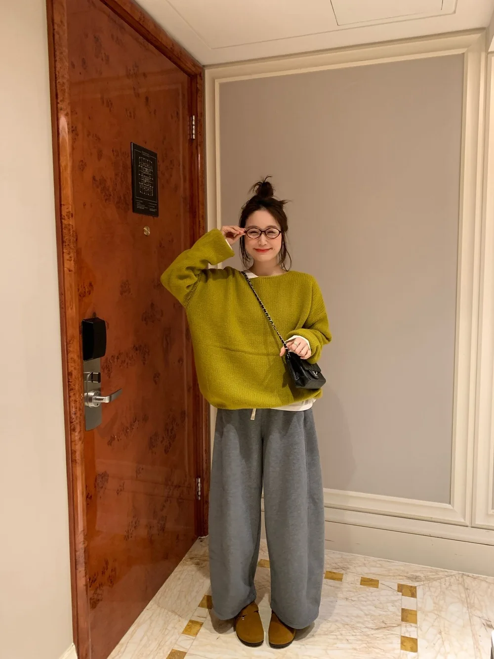 

Зимний мягкий белый корейский свободный вязаный шерстяной свитер Xubeng для женщин, с круглым вырезом, длинными рукавами, для повседневной носки, модный