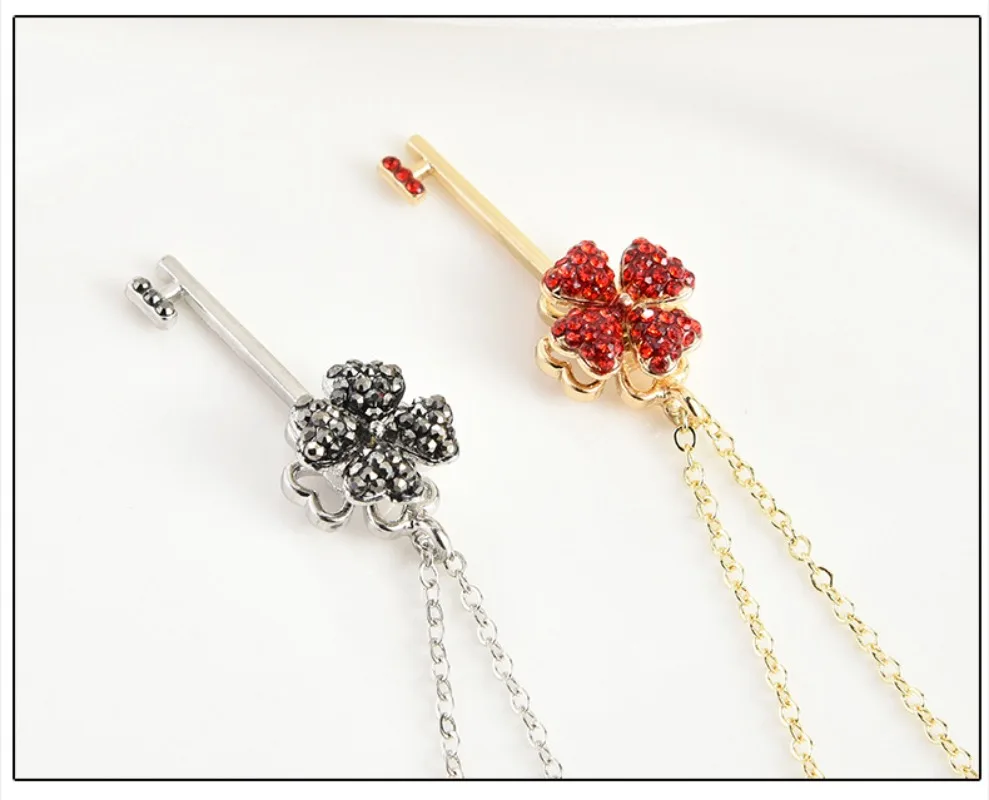

A fashionable rotating four-leaf clover necklace and a rotating small windmill key collarbone chain
